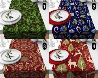 Könnte beinhalten: Vier Tischläufer mit verschiedenen Designs. Einer ist grün mit Blättern und Beeren, ein anderer ist marineblau mit Zuckerstangen und Beeren, ein dritter ist rot mit einem geometrischen Muster und der letzte ist rot mit Bäumen und Hirschen.