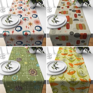 Peut inclure: Quatre chemins de table différents avec des motifs géométriques modernes du milieu du siècle. Les motifs comprennent des cercles, des lignes et des étoiles dans des tons de vert, marron, jaune et blanc.