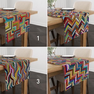 Könnte beinhalten: Vier verschiedene farbige Tischläufer mit geometrischen Mustern. Die Läufer werden auf Holztischen mit Stühlen präsentiert. Die Muster umfassen Zickzack, Quadrate und Wellenlinien.
