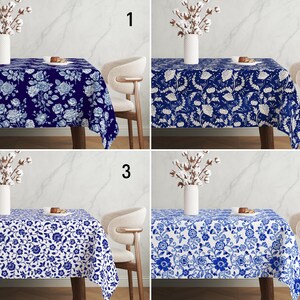 Puede incluir: Cuatro manteles de mesa diferentes, azul y blanco, con fondo blanco y motivos florales azules. Los manteles se muestran en mesas con sillas en una habitación con paredes blancas.