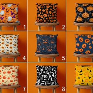 Könnte beinhalten: Neun verschiedene Halloween-Kissen-Designs mit verschiedenen Mustern aus Kürbissen, Fledermäusen, Geistern und anderen Halloween-Bildern. Die Kissen werden auf Stühlen mit orangefarbenen Rückenlehnen präsentiert.