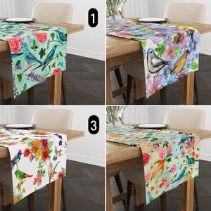 Op de afbeelding: Vier decoratieve tafellopers met bloemen- en vogelontwerpen. Elke loper heeft een ander kleurenschema, waaronder blauw, roze en geel, met verschillende vogelillustraties en bloempatronen. De lopers worden op houten tafels getoond.