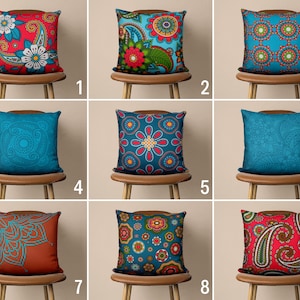 Peut inclure: Neuf coussins décoratifs différents avec des motifs sur des chaises. Les coussins sont de différentes couleurs, notamment rouge, bleu et vert. Les motifs sont géométriques et floraux.