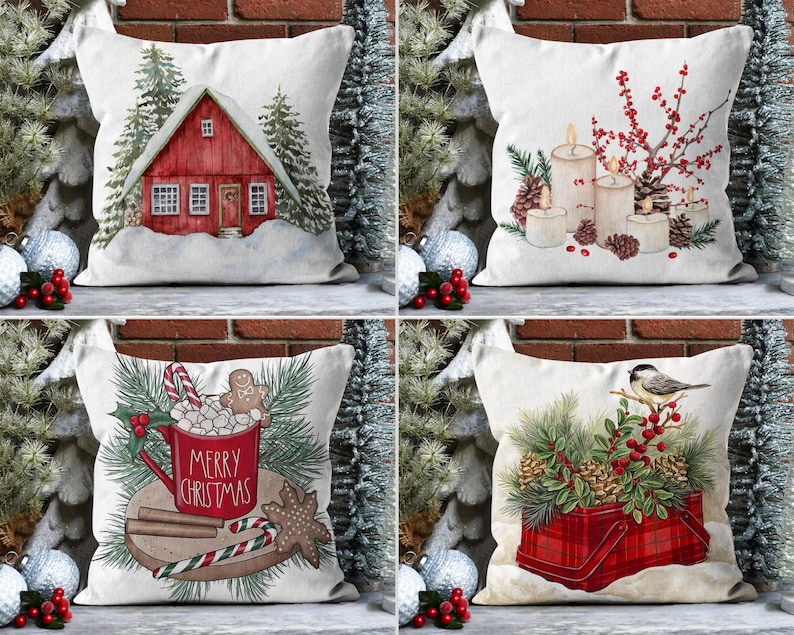 Op de afbeelding: Set van vier decoratieve kussenslopen met winterse kerstthema's. De kussens zijn wit met rode, groene en bruine accenten. Een kussen heeft een rood huisje met besneeuwde bomen, een ander heeft een rode en witte pepermuntstok met een peperkoekman, een ander heeft een rode en witte geruite mand met dennentakken en bessen, en de laatste heeft witte kaarsen met rode bessen en dennentakken.