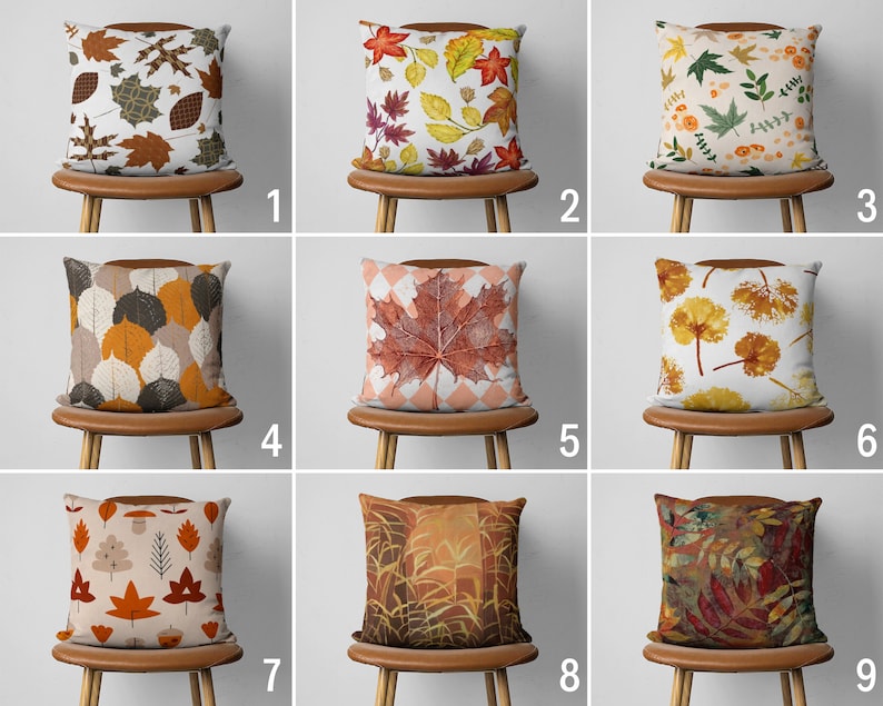 Puede incluir: Nueve dise&ntilde;os diferentes de cojines decorativos con motivos de hojas de oto&ntilde;o. Los cojines se muestran en sillas de madera con cojines marrones.