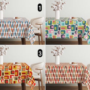 Könnte beinhalten: Vier farbenfrohe Tischdecken mit Mustern der Moderne aus der Mitte des Jahrhunderts werden auf Holztischen präsentiert. Jede Tischdecke hat ein einzigartiges Design mit geometrischen Formen und leuchtenden Farben, darunter Blau, Orange, Grün, Rosa und Rot. Auf jedem Tisch steht eine Vase mit weißen Blumen.
