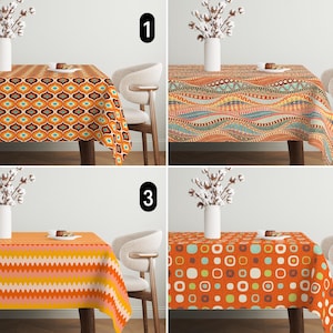 Könnte beinhalten: Vier verschiedene Tischdecken mit geometrischen Mustern in Orange-, Gelb- und Blautönen. Die Tischdecken sind auf einem weißen Tisch mit einem weißen Stuhl im Hintergrund abgebildet. Die Tischdecken sind von 1 bis 4 nummeriert.