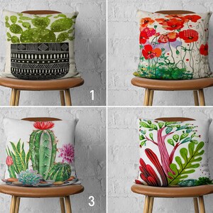 Peut inclure: Quatre designs de coussins différents mettant en scène divers cactus et plantes succulentes. Les coussins sont blancs avec des accents verts, rouges et roses. Les coussins sont présentés sur des chaises en bois brun contre un mur de briques blanches.