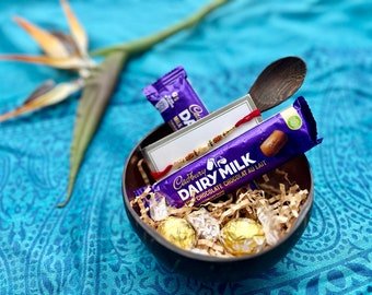 Panier cadeau Rakhi - Bol en noix de coco avec friandises, carte de voeux personnalisée, Rakhi, chocolats | Raksha Bandhan, Cadeau, Frère, Rakhri