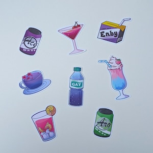 Könnte beinhalten: Ein Set mit neun Aufklebern, die verschiedene Getränke und Getränke zeigen. Die Aufkleber sind bunt und zeigen verschiedene Designs, darunter ein Martini-Glas, eine Sodadosen, eine Wasserflasche und einen Milchshake. Die Aufkleber sind perfekt, um Laptops, Wasserflaschen oder anderen Gegenständen eine persönliche Note zu verleihen.