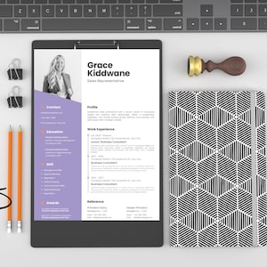 Può includere: Un curriculum vitae per Grace Kiddwane, rappresentante vendite. Il curriculum è su una clipboard con uno sfondo viola e elenca le sue informazioni di contatto, la sua istruzione, la sua esperienza lavorativa, le sue competenze, i suoi premi e i suoi riferimenti.
