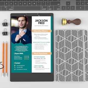 Op de afbeelding: Een cv voor Jackson Fred, software engineer. De cv bevat een foto, contactgegevens, opleidingsgeschiedenis, werkervaring en expertise. De cv is ontworpen met een teal en bruine kleurschema.