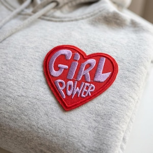 Girl Power Patch zum Aufbügeln | Herz Aufnäher | Bügelbild Kleidung | Feminist Patch | Patch für Hoodie Jacke Tasche