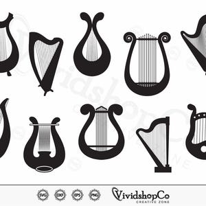 Könnte beinhalten: Eine weiße Keramik-Tasse mit schwarzem Henkel und dem Text "But First, Coffee" in fetter, schwarzer Schrift. Die Tasse steht vor einem verschwommenen Hintergrund, der eine gemütliche Umgebung andeutet.