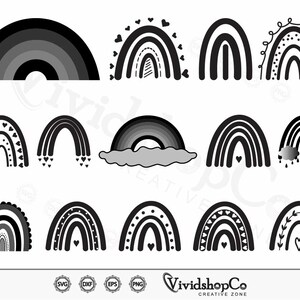 Puede incluir: Un conjunto de 12 ilustraciones de arcoíris en blanco y negro. Los arcoíris son de varios estilos, incluyendo algunos con corazones, nubes y gotas de lluvia.