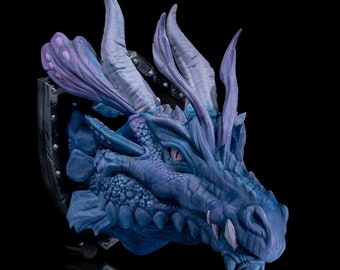 Cabezas de dragón montadas en la pared