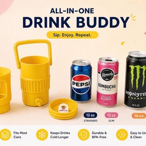 Può includere: Portabevande e accessori gialli con la scritta "ALL-IN-ONE DRINK BUDDY". L'immagine include una lattina di Pepsi, una lattina di Remedy Kombucha e una lattina di Monster Energy. I portabevande sono progettati per la maggior parte delle lattine e mantengono le bevande fredde.