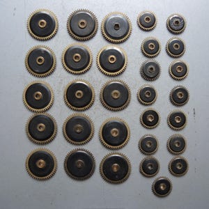 Veel van 30 vintage wandwekkerknoppen / klokonderdelen / steampunk-sieradenkunst / reparatie / klokonderdelen / messing tandwielen pinnen tandwielen B