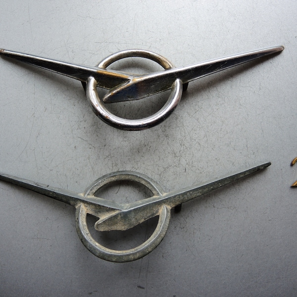 ONE!!! Vintage Original Car front LOGO emblem Volga Gaz Kraz Uaz Austin / Metal front head badge / original car sign / mid century era 1970s