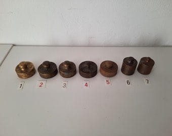 ¡¡¡UNO!!! Latón sólido antiguo pequeños gramos ligeros Peso para báscula / Peso de la escala de latón / Peso distintivo para báscula / pisapapeles coleccionable