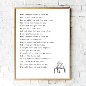 Könnte beinhalten: Schwarz-weiß druckbarer Kunstdruck mit einem Gedicht über das Vermissen einer Person. Das Gedicht lautet: "Wenn der Morgen ohne mich beginnt, Und ich nicht da bin, um es zu sehen, Die Sonne wird aufgehen und deine Augen finden, Alle gefüllt mit Tränen für mich. Ich weiß, wie sehr du mich geliebt hast, So sehr wie ich dich geliebt habe, Und jedes Mal, wenn du an mich denkst, Ich weiß, dass du mich vermissen wirst. Wenn der Morgen ohne mich beginnt, Bitte versuche zu verstehen. Dass ein Engel kam und meinen Namen rief, Und mich mit seiner Hand streichelte. Ich habe an unser gemeinsames Leben gedacht. Ich weiß, dass du traurig sein musst, Ich habe an all die Liebe gedacht, die wir geteilt haben, Und an all den Spaß, den wir hatten. Wenn der Morgen also ohne mich beginnt, Denk nicht, dass wir weit voneinander entfernt sind. Jedes Mal, wenn du an mich denkst, Bin ich genau dort, in deinem Herzen."