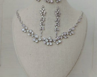 Ensemble de mariage en zircone cubique, ensemble de bijoux en feuille de cristal, collier de mariée floral, boucles d'oreilles de demoiselle d'honneur, ensemble de collier et de bracelet, ensemble de bijoux de bal