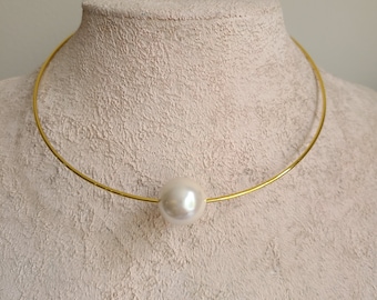 Large pearl and gold wire choker, single pearl necklace, trending jewelry, pearl choker, statement necklace, pearl pendant metal choker