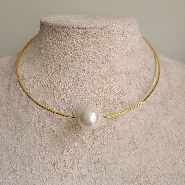 Large pearl and gold wire choker, single pearl necklace, trending jewelry, pearl choker, statement necklace, pearl pendant metal choker