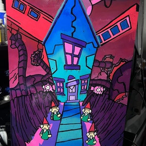 Puede incluir: Una pintura colorida y caricaturesca de una casa con techo azul y paredes turquesas, sobre un fondo rojo y morado. La obra presenta varios gnomos con trajes verdes y sombreros rojos, caminando hacia la casa. El estilo recuerda a una ilustración de libro infantil.