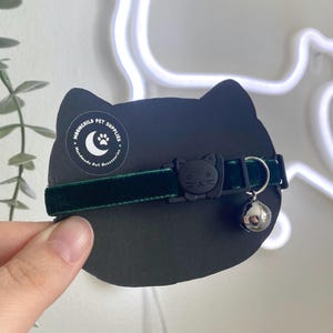 Breakaway Cat Collar ~ Emerald Green Velvet ~ Handmade Cat and Kitten Accessories ~ Cat Collar Pretty ~ Cat Collar Elegant ~ Fancy Cat Gift