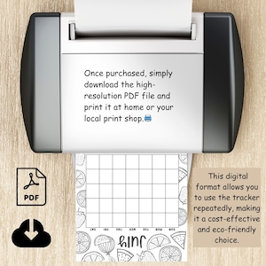 Puede incluir: Una impresora muestra un rastreador PDF digital. El rastreador tiene un dise&ntilde;o de cuadr&iacute;cula con los d&iacute;as de la semana y el mes de julio. El rastreador est&aacute; decorado con ilustraciones de frutas en blanco y negro. El texto dice: &laquo;Este formato digital te permite usar el rastreador repetidamente&raquo;.