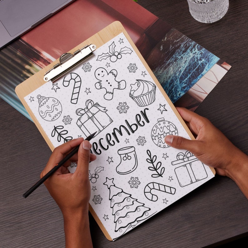 Puede incluir: Una p&aacute;gina para colorear en blanco y negro con un tema de diciembre. La p&aacute;gina presenta una variedad de ilustraciones con tem&aacute;tica navide&ntilde;a, incluyendo un hombre de jengibre, un &aacute;rbol de Navidad, una media, un bast&oacute;n de caramelo y un regalo. La palabra "Diciembre" est&aacute; escrita en letras grandes en la parte superior de la p&aacute;gina.