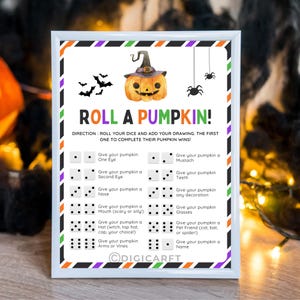 Peut inclure: Un jeu de société sur le thème d'Halloween encadré, intitulé "Roll a Pumpkin!". Le tableau présente une citrouille avec un chapeau de sorcière, des chauves-souris et des araignées. Des instructions et des combinaisons de dés sont répertoriées.