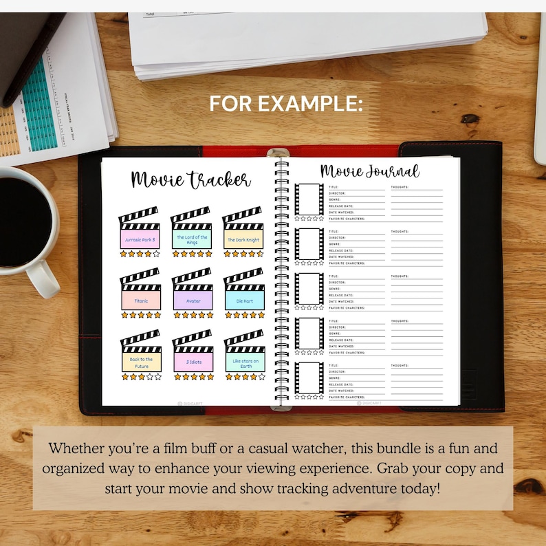 Puede incluir: Una libreta en blanco y negro con encuadernaci&oacute;n en espiral. La portada tiene las palabras "Movie Tracker" y "Movie Journal" escritas en negro. La libreta tiene una ilustraci&oacute;n en blanco y negro de una claqueta de cine con estrellas. La libreta est&aacute; sobre una superficie de madera.