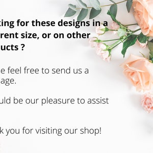 Puede incluir: Texto sobre un fondo blanco con rosas rosadas y hojas verdes. El texto dice: "&iquest;Buscas estos dise&ntilde;os en un tama&ntilde;o diferente o en otros productos? No dudes en enviarnos un mensaje. Ser&aacute; un placer ayudarte. &iexcl;Gracias por visitar nuestra tienda!"