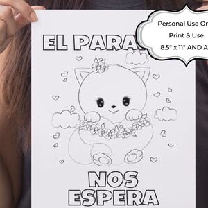 Puede incluir: Una p&aacute;gina para colorear en blanco y negro con un lindo gato de dibujos animados con una corona de flores, nubes y corazones. El texto "EL PARA NOS ESPERA" est&aacute; escrito debajo del gato.