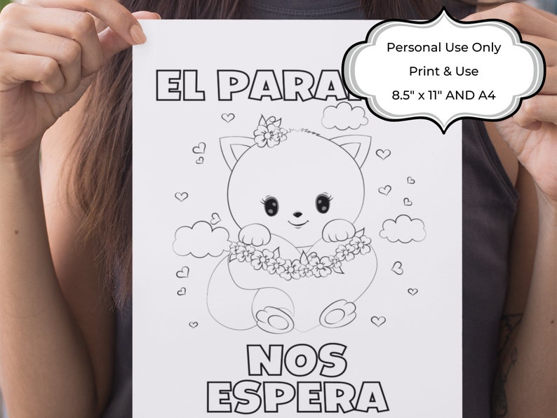 Puede incluir: Una p&aacute;gina para colorear en blanco y negro con un lindo gato de dibujos animados con una corona de flores, nubes y corazones. El texto "EL PARA NOS ESPERA" est&aacute; escrito debajo del gato.