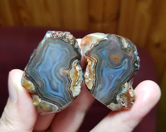 縞模様の瑪瑙ペア：磨かれたブルーとアースカラーのクリスタルの半分