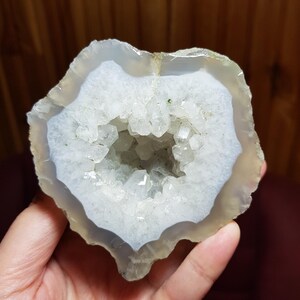 Gepolijste chalcedoongeode met sprankelend kristalcentrum | Transparant chalcedoon voor innerlijke rust en helderheid