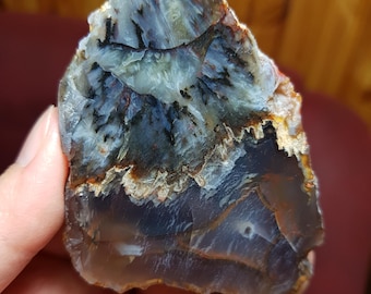 Agate double formation : bandes rouges au centre avec bâtons bleus et noirs – polies et rares
