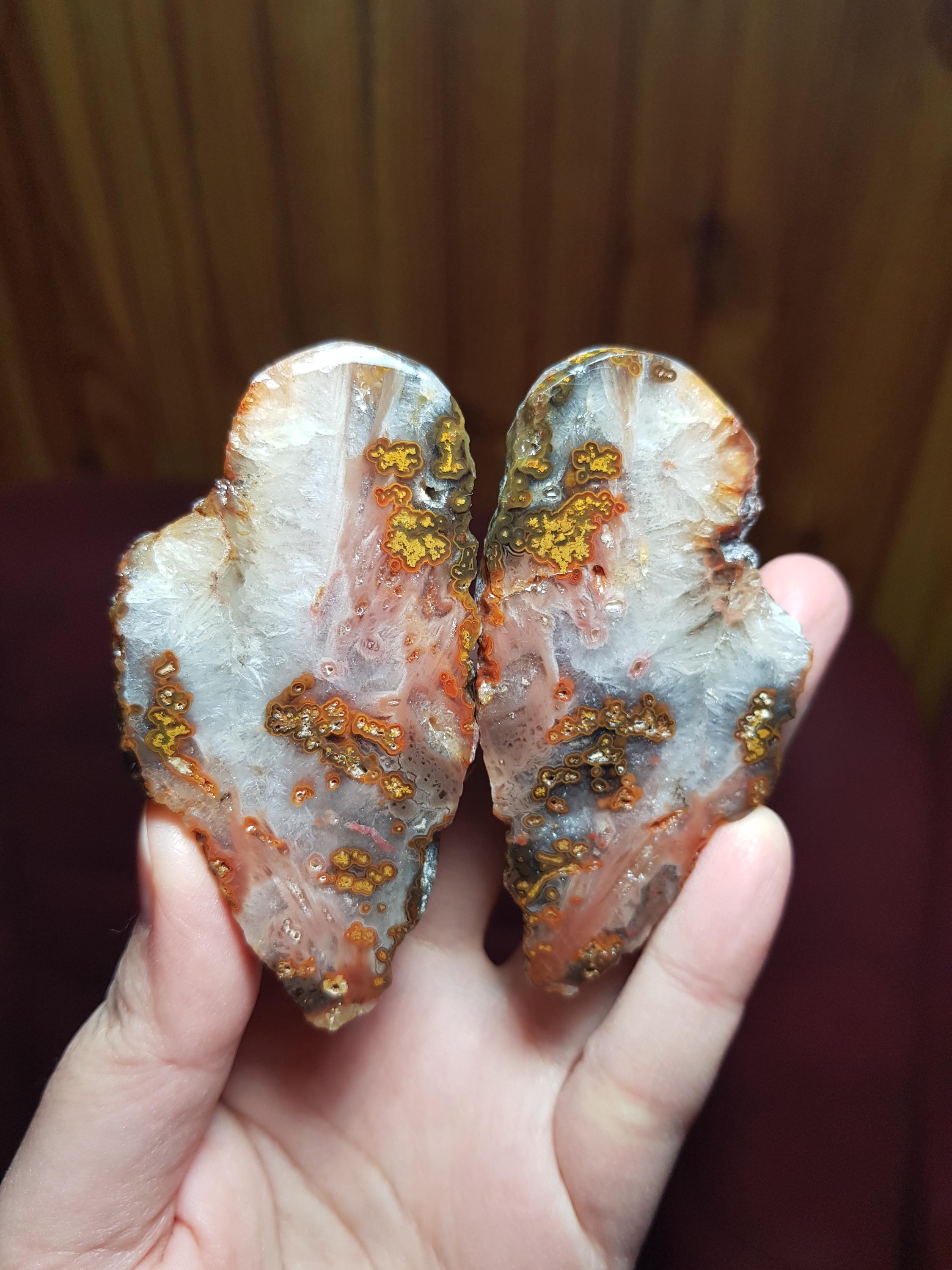 イエロープルームアゲートペア：喜びをもたらす研磨されたクォーツ