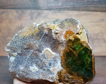 Spécimen druzy de calcédoine chromifère verte (chrysoprase) – dos naturel, face partiellement polie | Guérison et renouveau cardiaque