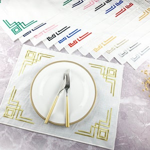 Weißes Leinen personalisiertes besticktes Tischset, besticktes Set mit buntem Leinenservietten-Tischset mit gezacktem Rand, Weihnachtsgeschenk