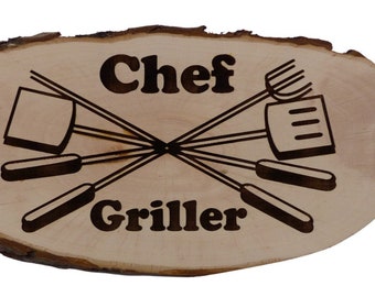 Baumscheibe Chef Griller Gravur Spruch Schild Geschenk Geburtstag 21 - 40 cm Schild Deko Rindenscheibe + Aufhänger