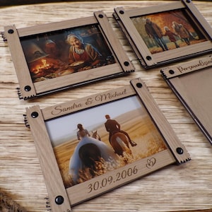Pode incluir: Quatro molduras de fotos de madeira com fotos e texto personalizado diferentes. As molduras têm um aspeto rústico e são feitas de madeira castanho claro. O texto nas molduras diz "Sandra & Michael", "Personalizado" e "30.09.2006".
