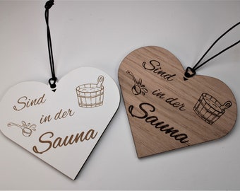 Sind in der Sauna Herz Schild Shabby Chic Deko weiß oder Eiche Geschenk Deko Holz HDF ca 13 x 11,5 cm Wanddeko Hängeschild mit Kordel