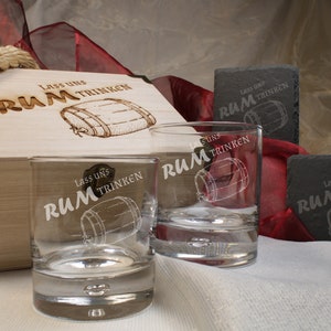 Rumglazenset, optioneel in een houten doos/schatkist/geschenkdoos. Gepersonaliseerde rumglazenset met gegraveerd glas.
