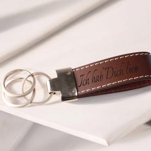 Porte-clés de qualité supérieure en cuir véritable marron avec gravure dans un coffret cadeau.