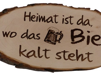 Baumscheibe Rindenscheibe Heimat ist da, wo das Bier kalt steht Gravur Schild Geschenk Holz Erle unbehandelt + Aufhänger