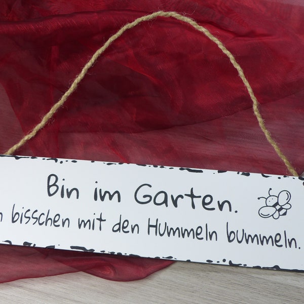 Bin im Garten mit den Hummeln bummeln Wetterfestes Schild Shabby Chic Deko Gravur Schild Hängeschild weiß 28 cm